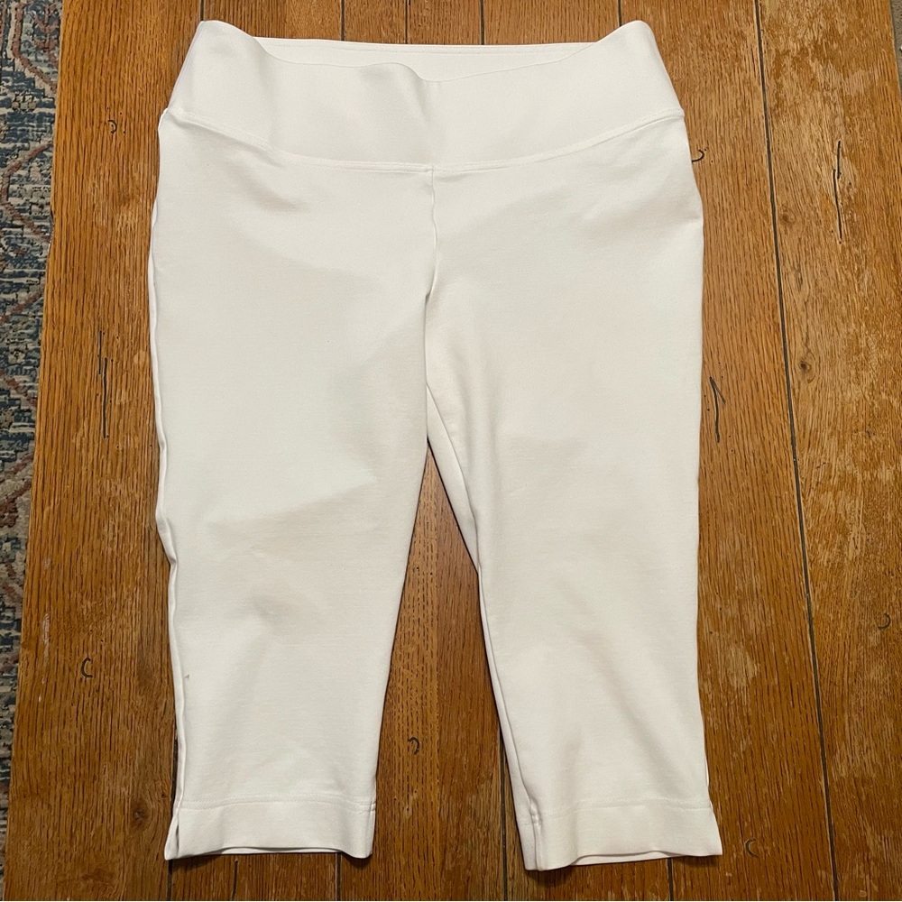 Women's White Capri Stretch Pants - Smooth Pull-On Fit